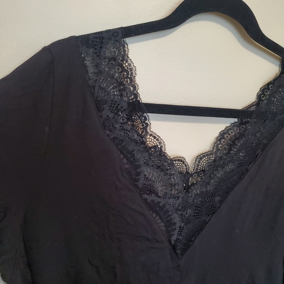 ✨️2/$30 NWT V-Neck Lace Top - Picture 2 of 4